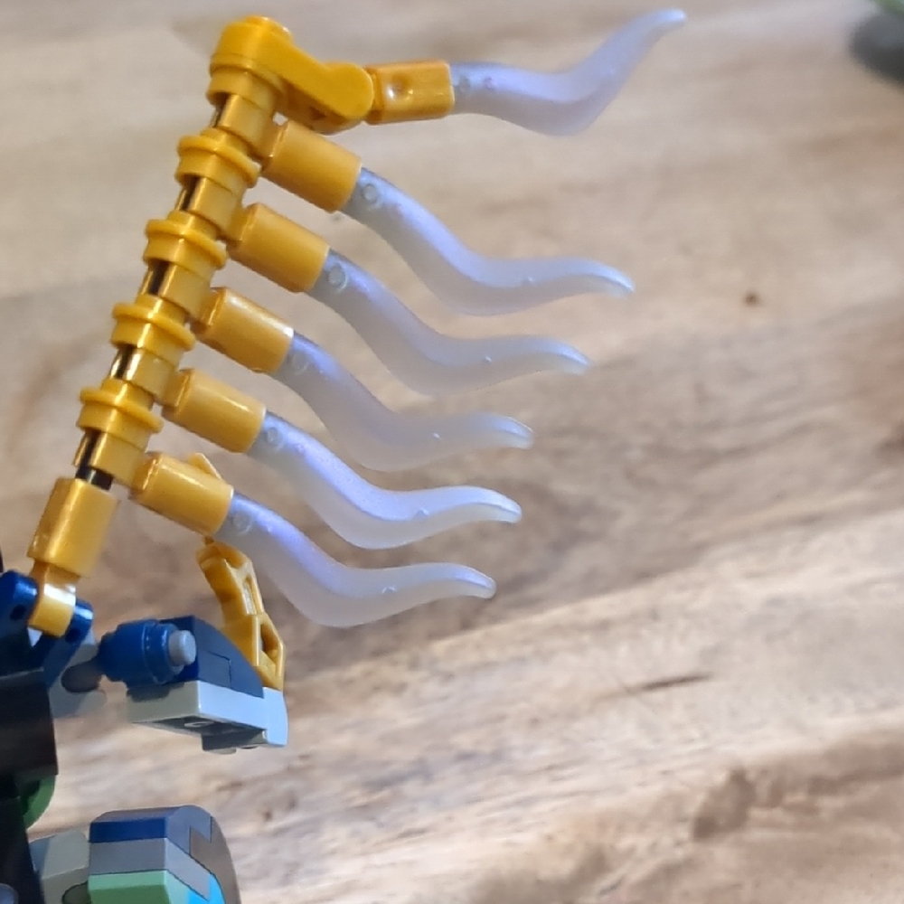 LEGO 76145 — Eternals’ Aerial Assault Gold - Picture 6 of 12